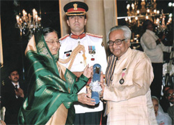 Guru Mayadhar Raut receiving Padma Shri award from the Hon'bl President of India
